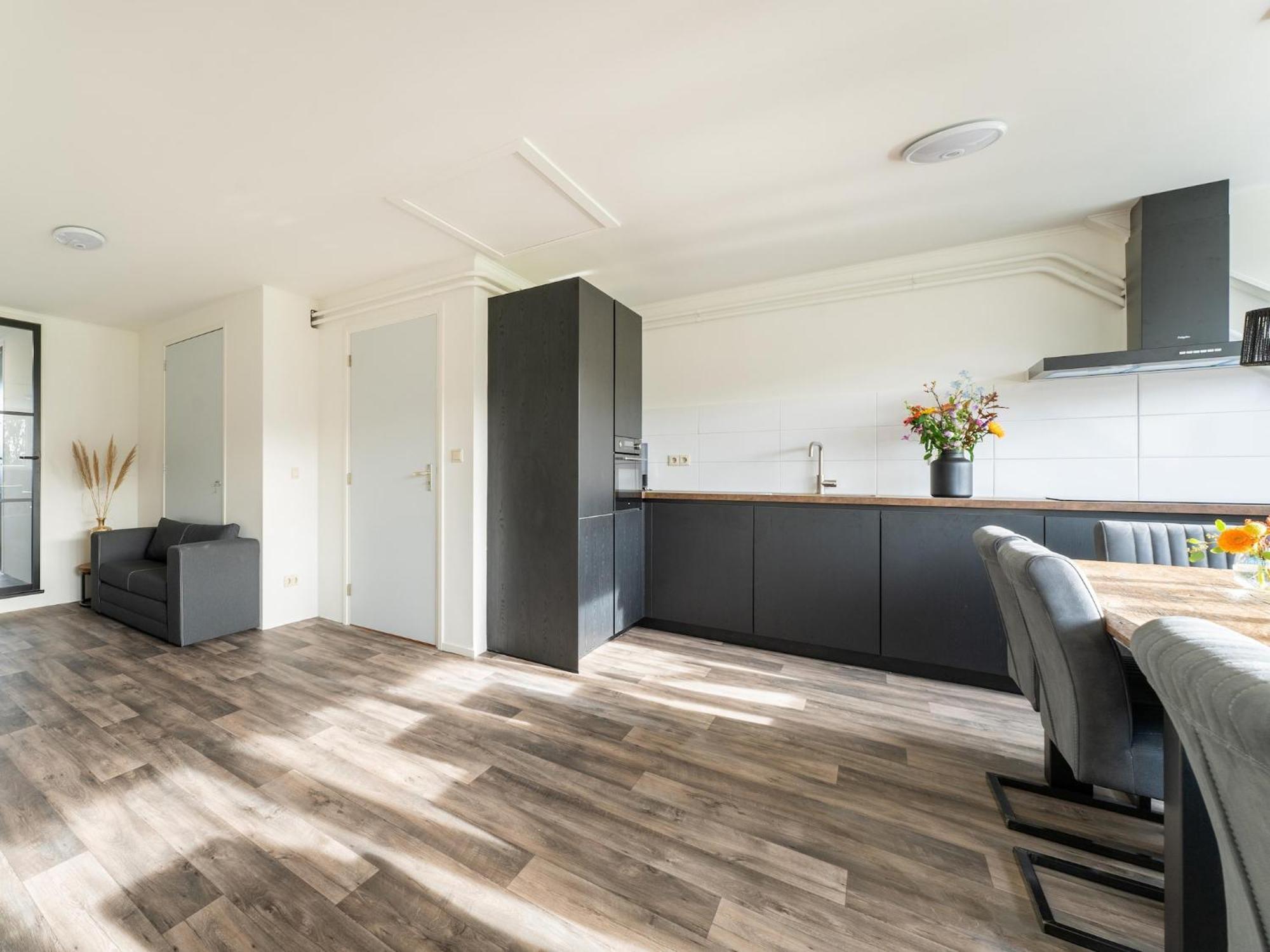 Spacious In With Garden *